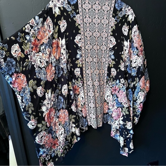Boot  Barn Angie kimono Size:M Color:Black/ blush floral print NWT - Picture 7 of 8